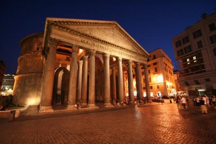 Visita guidata Passeggiata serale nel salotto di Roma per finire con suggestivo gioco di luci