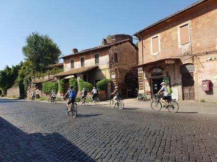 appia antica, caffarella e acqeudotti tour in ebike piccoli gruppi IN INGLESE