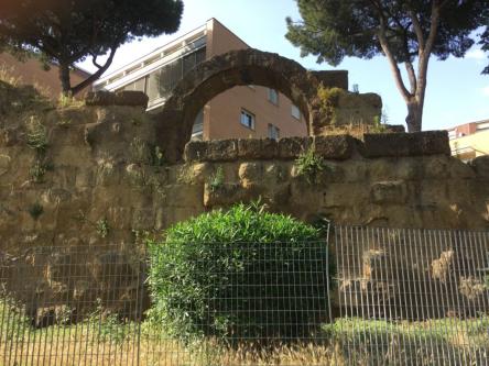 Passeggiata dalle Mura Serviane alle Mura Aureliane